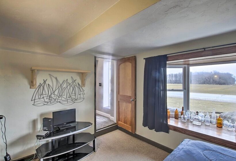 Spacious Sheboygan Home W/ Grill & Fire Pit!