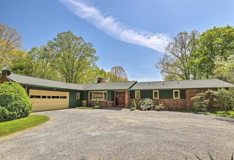 Stunning Fletcher Home: Hot Tub + Fire Pit!