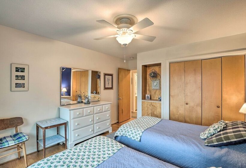 Stunning Fletcher Home: Hot Tub + Fire Pit!