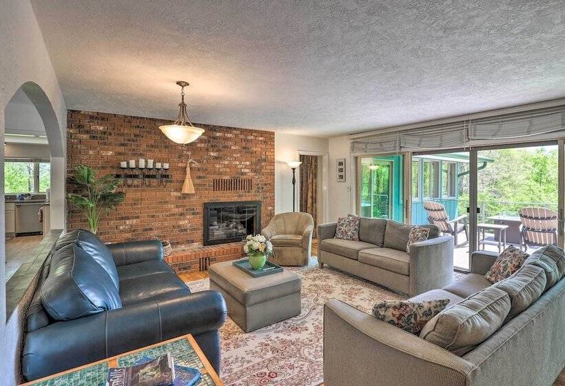 Stunning Fletcher Home: Hot Tub + Fire Pit!