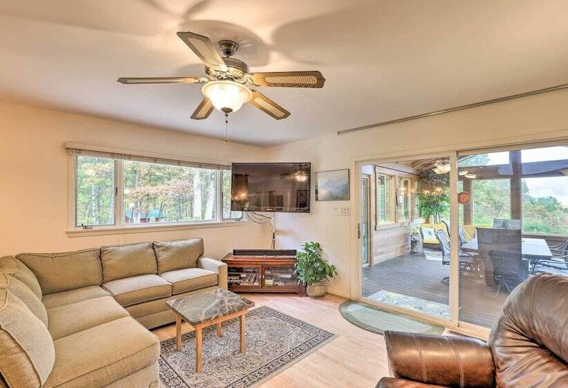 Stunning Fletcher Home: Hot Tub + Fire Pit!