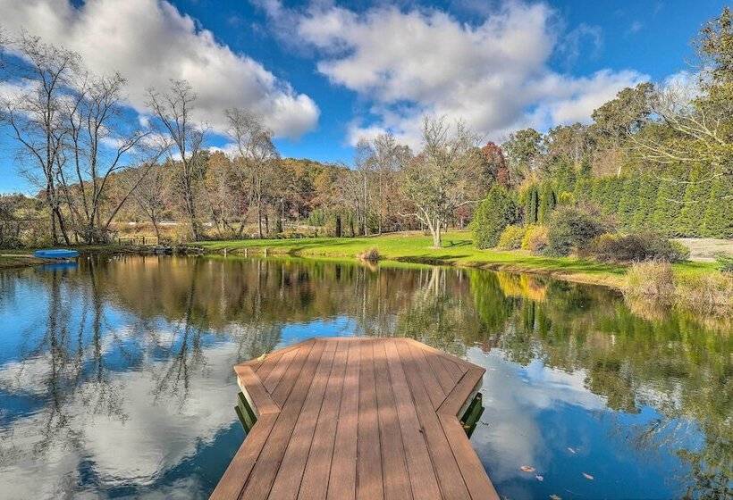 Stunning Fletcher Home: Hot Tub + Fire Pit!