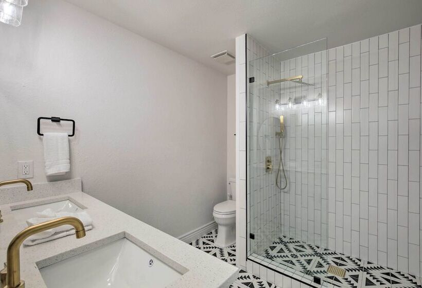 Stunning Plano Home W/ Private Pool & Hot Tub