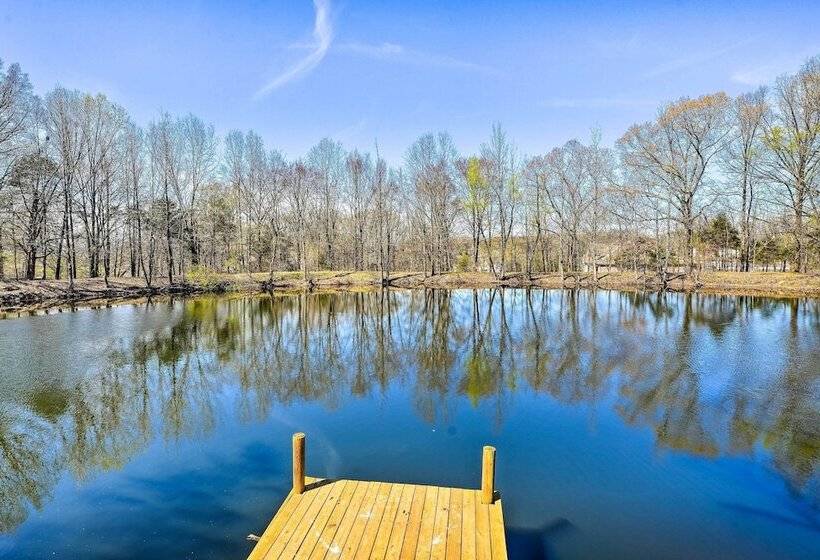 Stunning Southaven Estate: Pool & Spacious Deck!