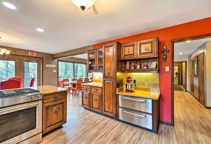 Stunning Southaven Estate: Pool & Spacious Deck!