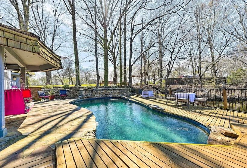 Stunning Southaven Estate: Pool & Spacious Deck!