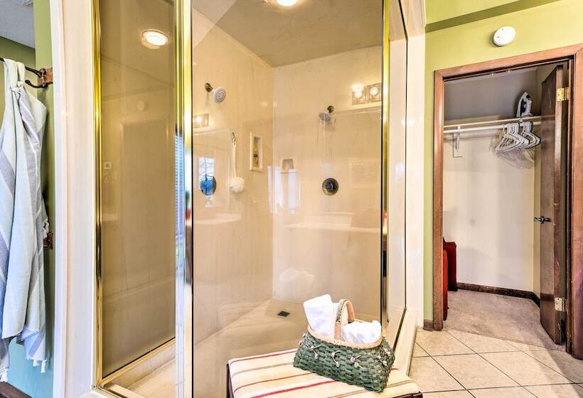 Stunning Southaven Estate: Pool & Spacious Deck!