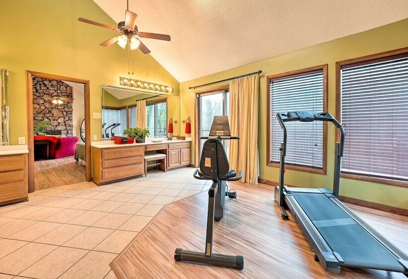 Stunning Southaven Estate: Pool & Spacious Deck!