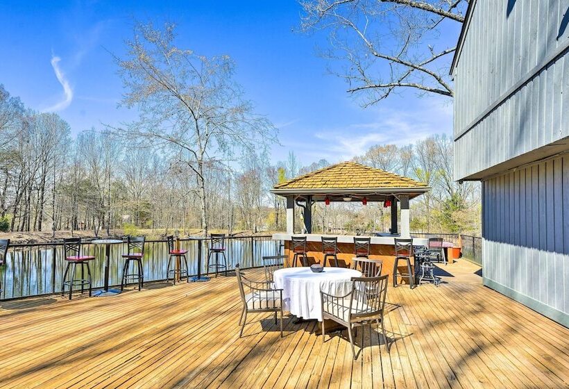 Stunning Southaven Estate: Pool & Spacious Deck!
