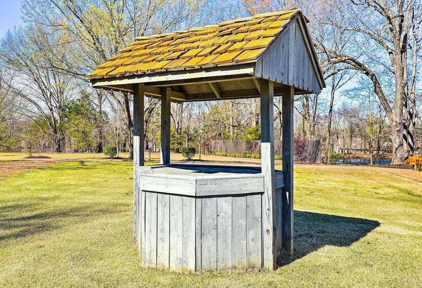 Stunning Southaven Estate: Pool & Spacious Deck!