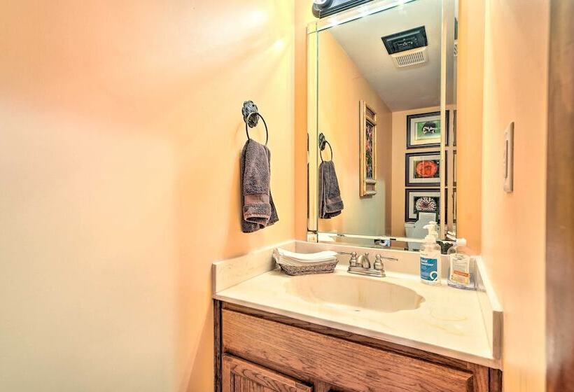 Stunning Southaven Estate: Pool & Spacious Deck!