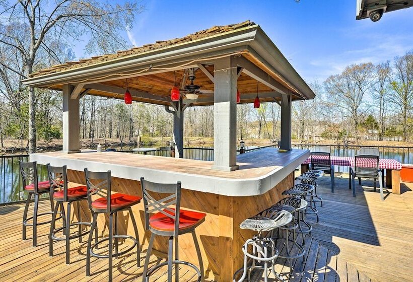 Stunning Southaven Estate: Pool & Spacious Deck!
