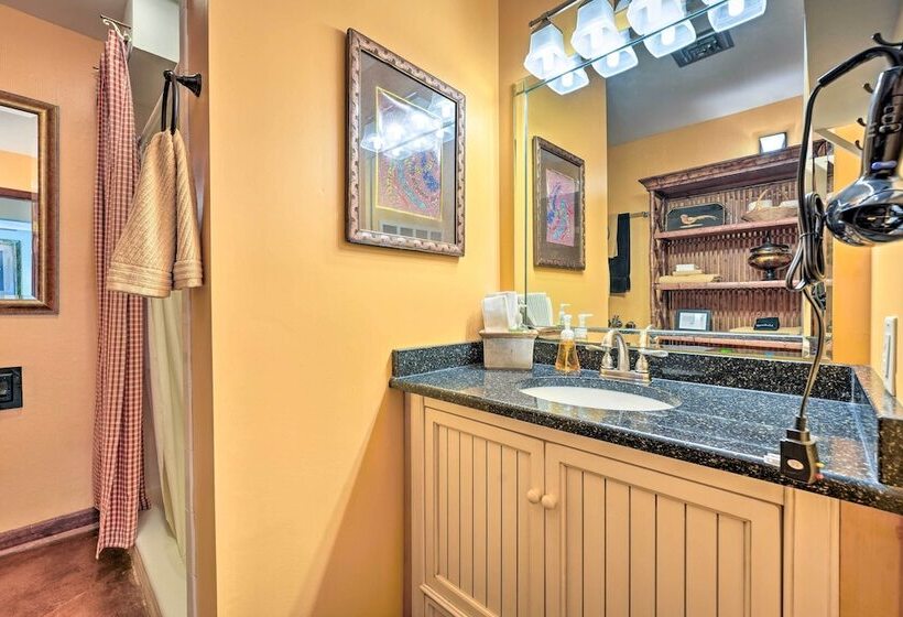 Stunning Southaven Estate: Pool & Spacious Deck!