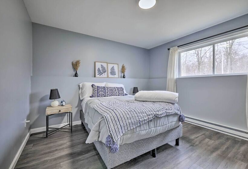 Poconos Vacation Rental W/ Hot Tub, 7 Mi To Skiing