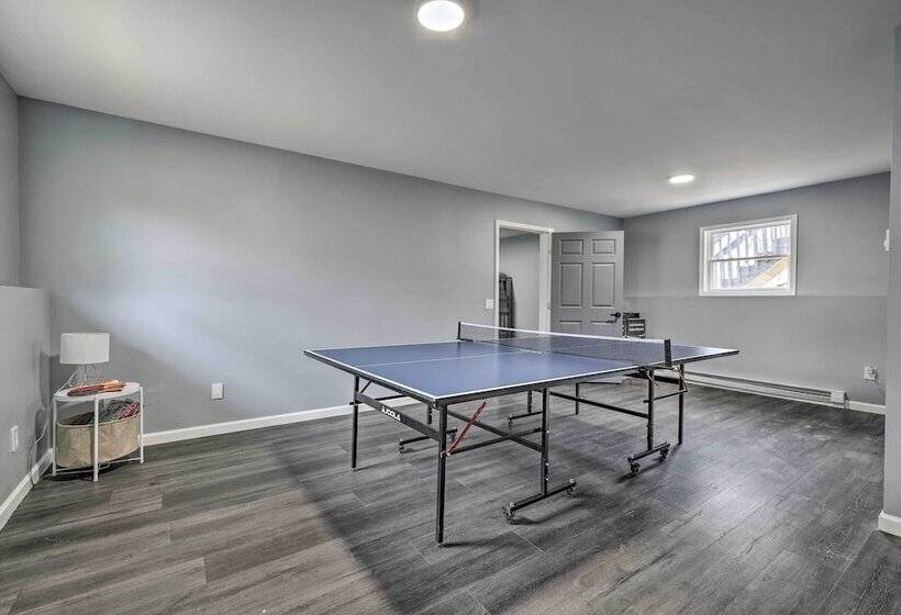 Poconos Vacation Rental W/ Hot Tub, 7 Mi To Skiing