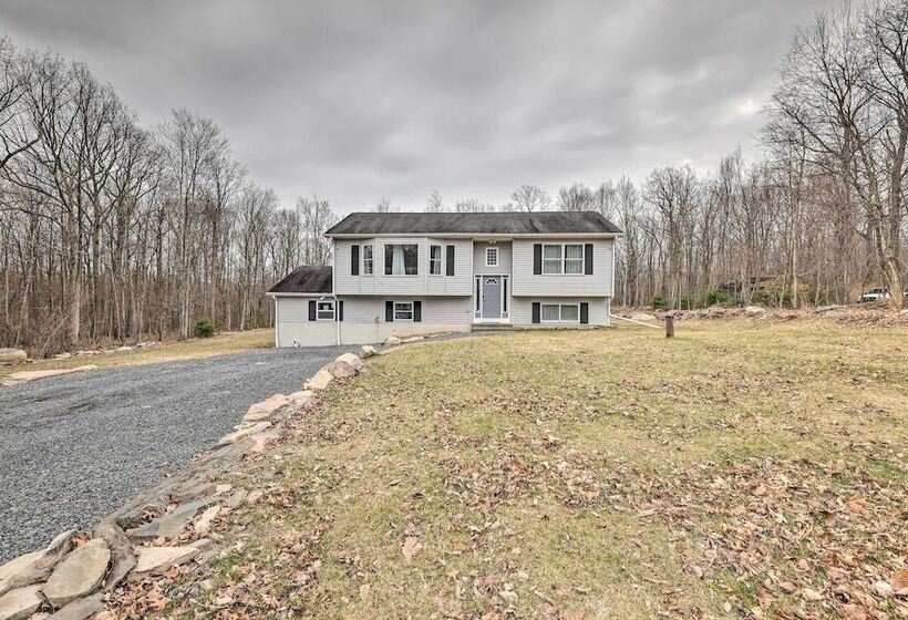 Poconos Vacation Rental W/ Hot Tub, 7 Mi To Skiing