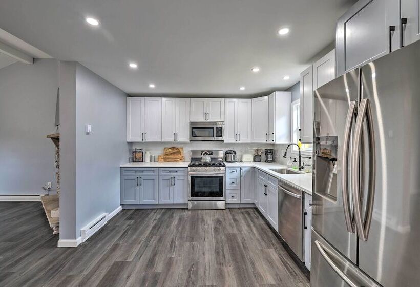 Poconos Vacation Rental W/ Hot Tub, 7 Mi To Skiing