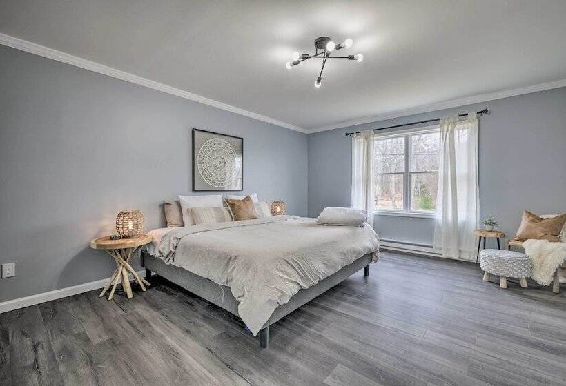 Poconos Vacation Rental W/ Hot Tub, 7 Mi To Skiing