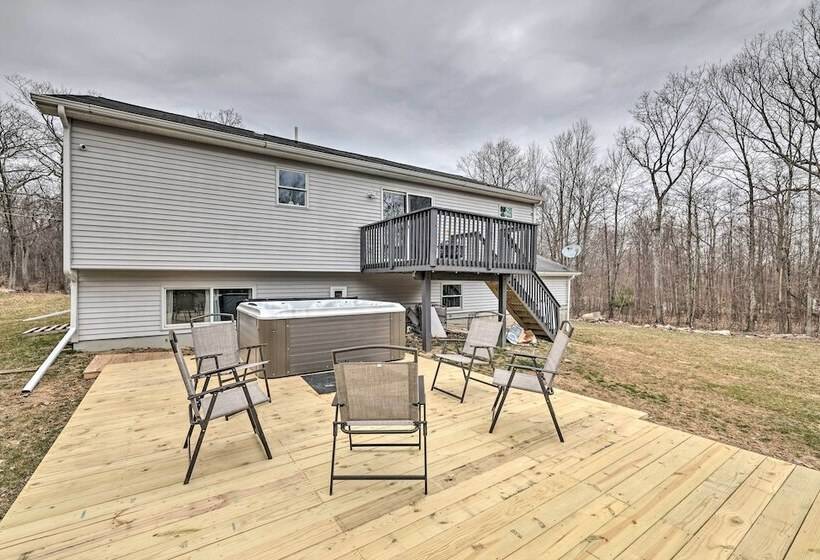 Poconos Vacation Rental W/ Hot Tub, 7 Mi To Skiing