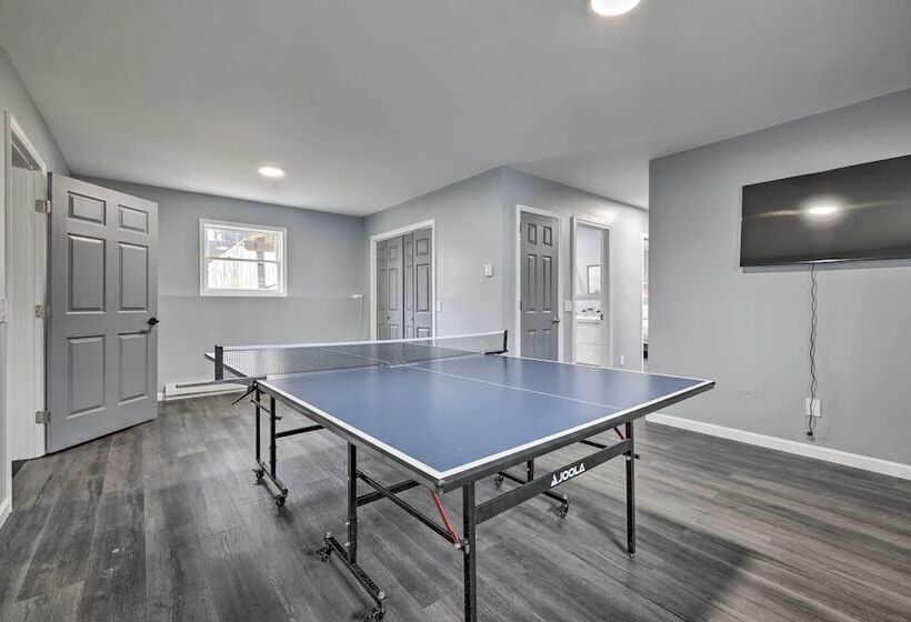 Poconos Vacation Rental W/ Hot Tub, 7 Mi To Skiing