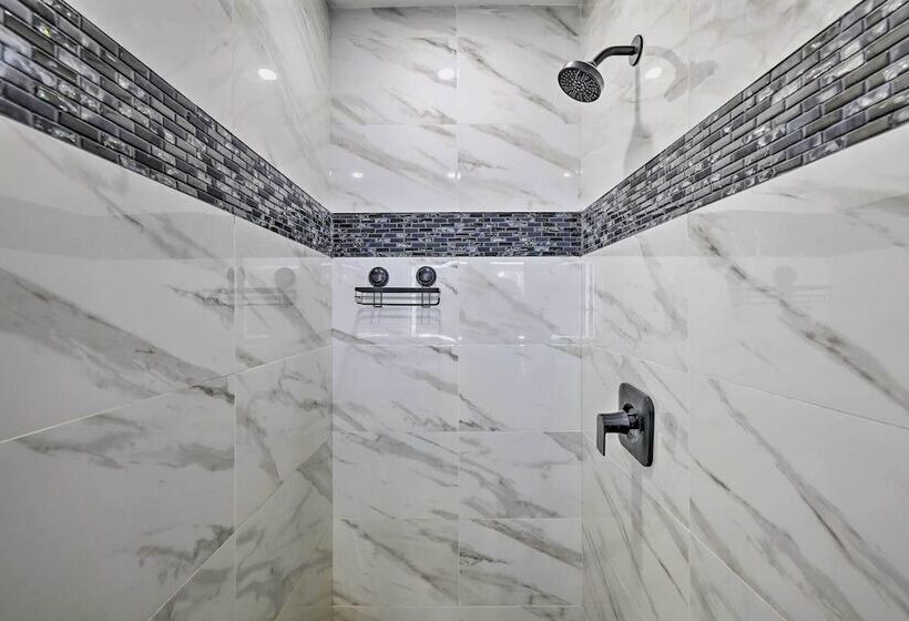 Poconos Vacation Rental W/ Hot Tub, 7 Mi To Skiing