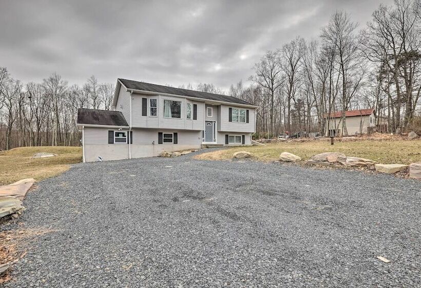 Poconos Vacation Rental W/ Hot Tub, 7 Mi To Skiing