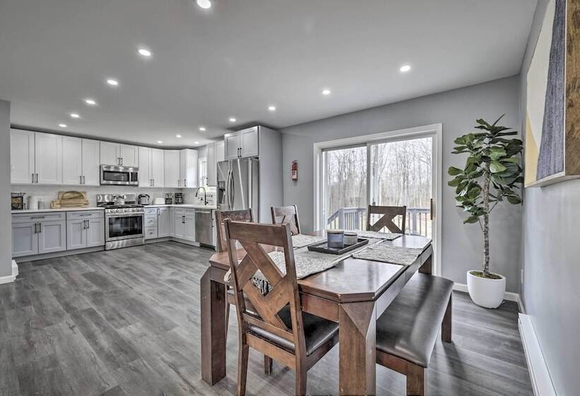 Poconos Vacation Rental W/ Hot Tub, 7 Mi To Skiing