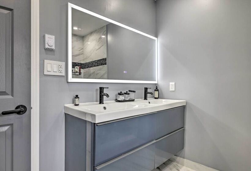 Poconos Vacation Rental W/ Hot Tub, 7 Mi To Skiing