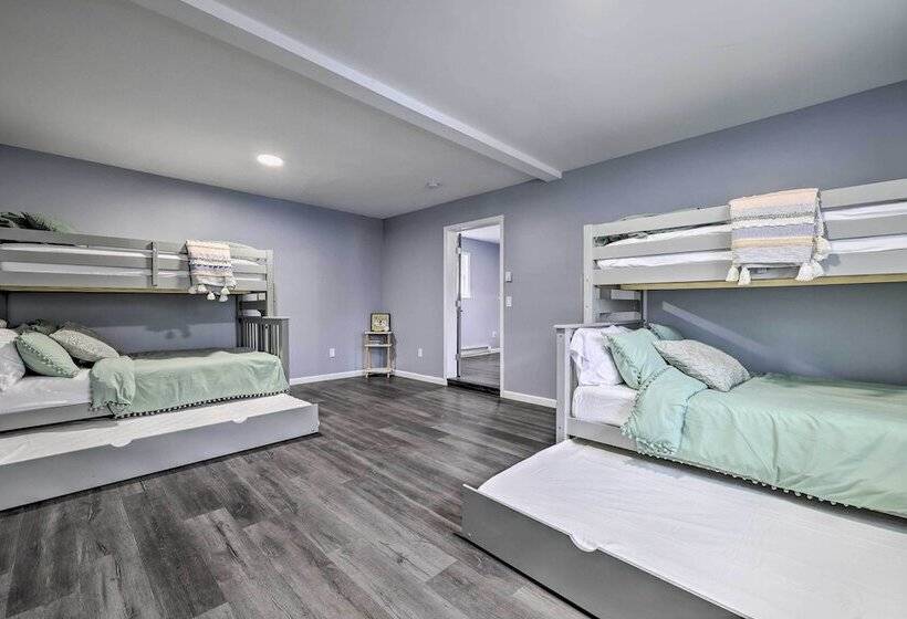 Poconos Vacation Rental W/ Hot Tub, 7 Mi To Skiing