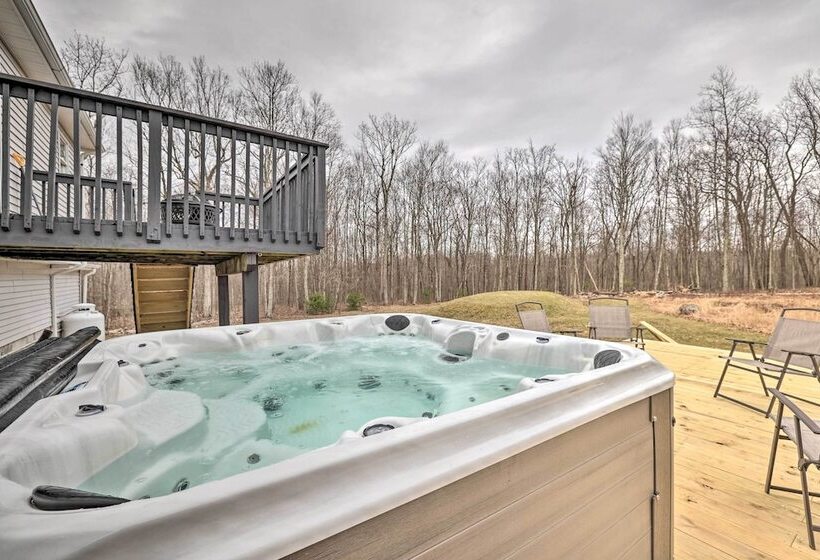 Poconos Vacation Rental W/ Hot Tub, 7 Mi To Skiing