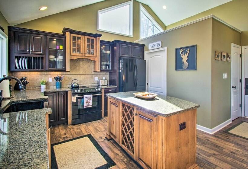 Stunning Wintergreen Resort Home: Ski & Golf!