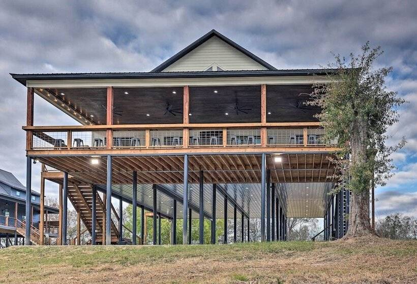 Lavish Riverfront Escape W/ Gas Grill!