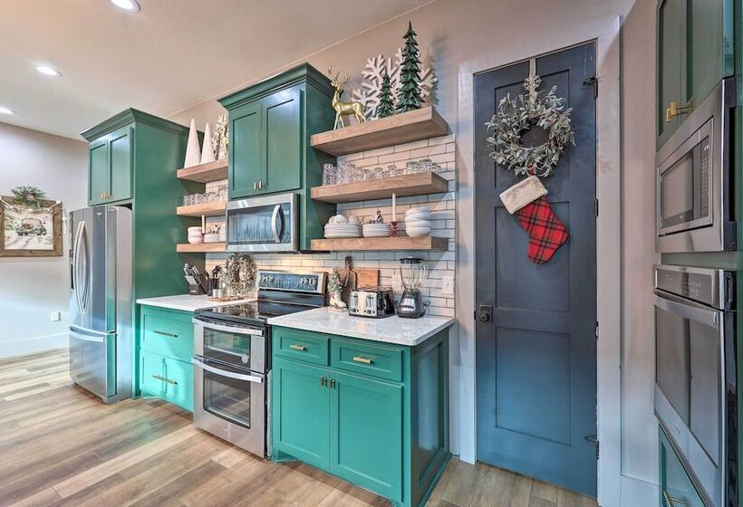 Lavish Riverfront Escape W/ Gas Grill!