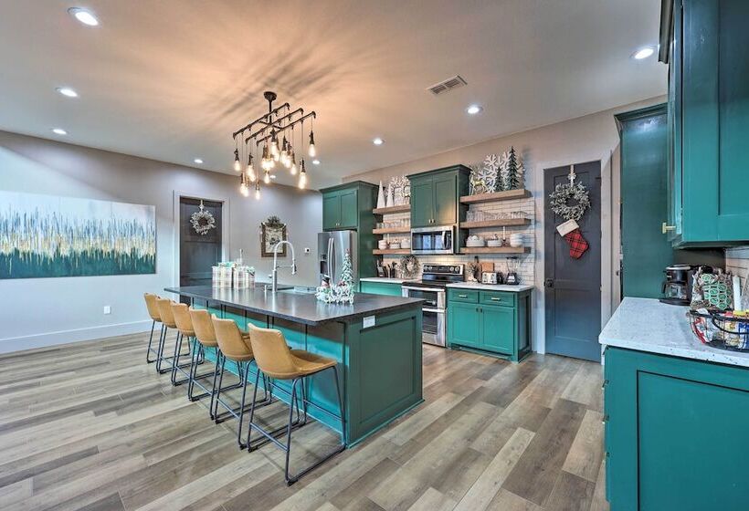 Lavish Riverfront Escape W/ Gas Grill!