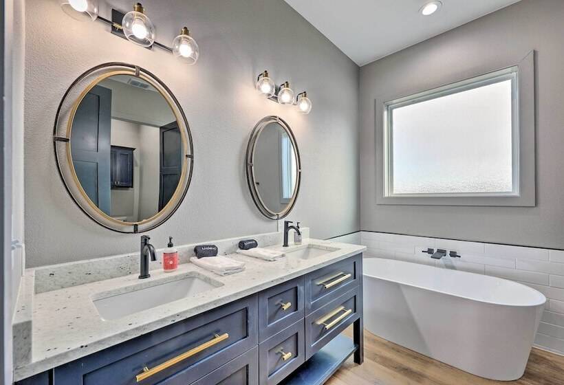 Lavish Riverfront Escape W/ Gas Grill!