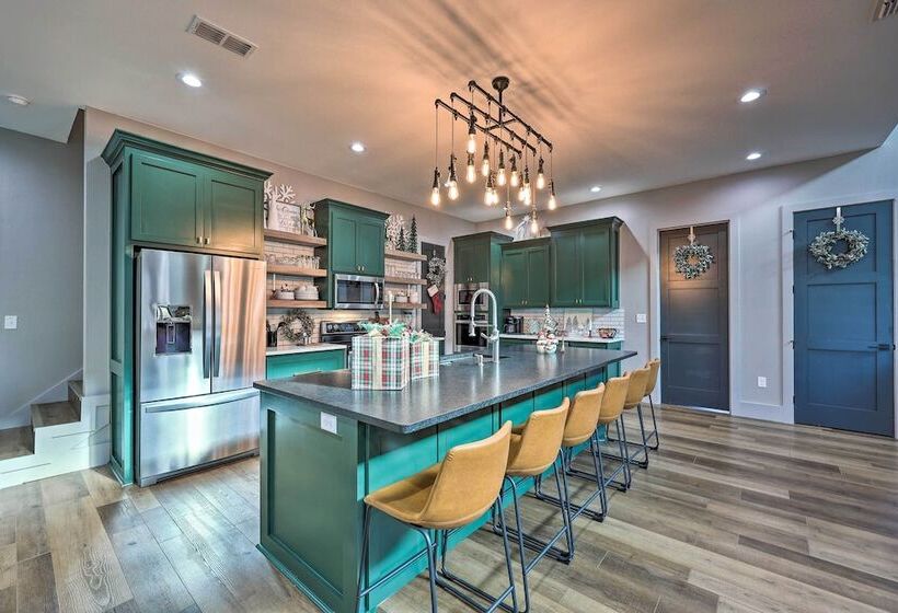 Lavish Riverfront Escape W/ Gas Grill!