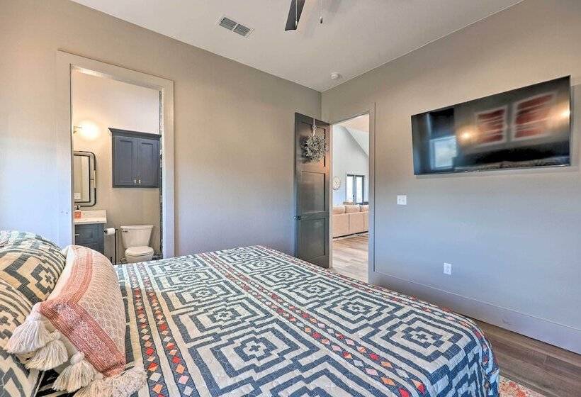 Lavish Riverfront Escape W/ Gas Grill!