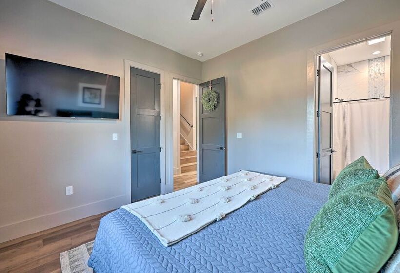 Lavish Riverfront Escape W/ Gas Grill!