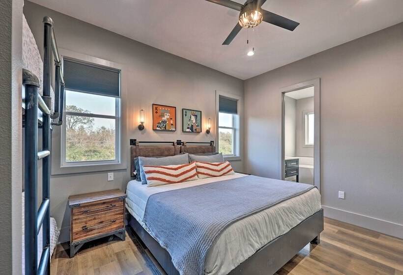 Lavish Riverfront Escape W/ Gas Grill!