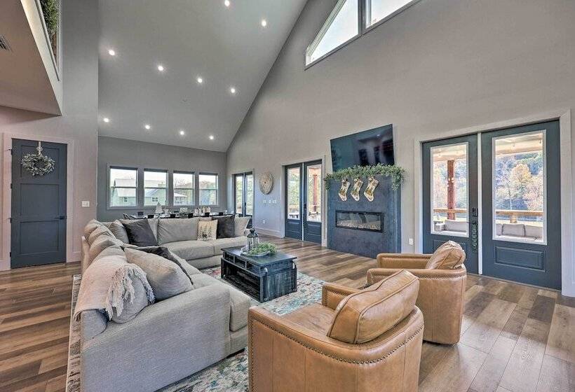 Lavish Riverfront Escape W/ Gas Grill!