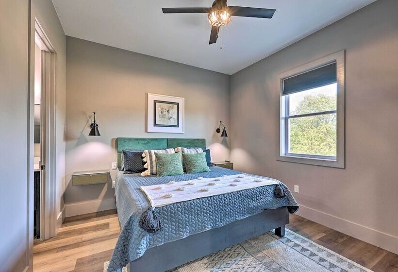 Lavish Riverfront Escape W/ Gas Grill!