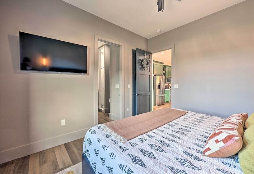 Lavish Riverfront Escape W/ Gas Grill!