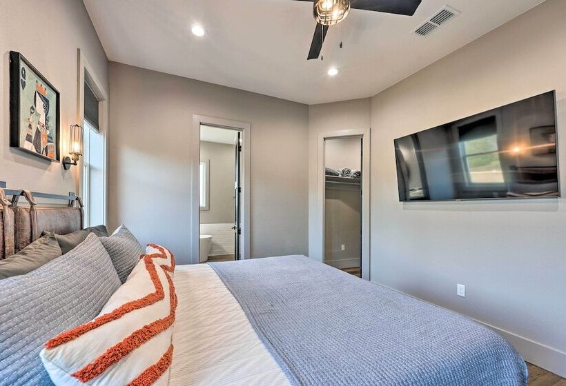 Lavish Riverfront Escape W/ Gas Grill!