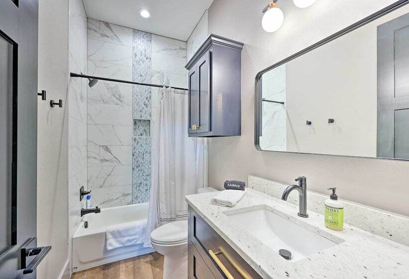 Lavish Riverfront Escape W/ Gas Grill!