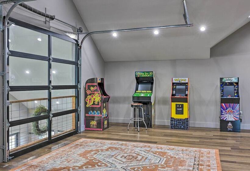 Lavish Riverfront Escape W/ Gas Grill!