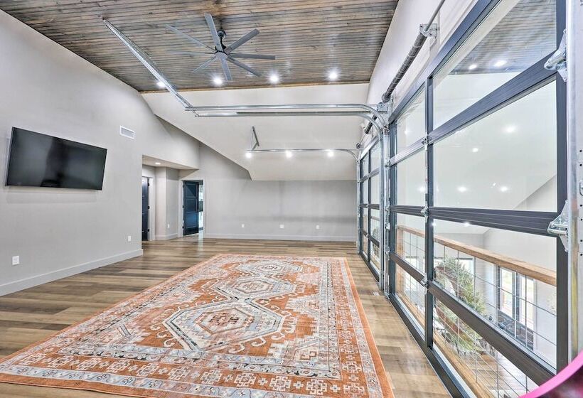 Lavish Riverfront Escape W/ Gas Grill!