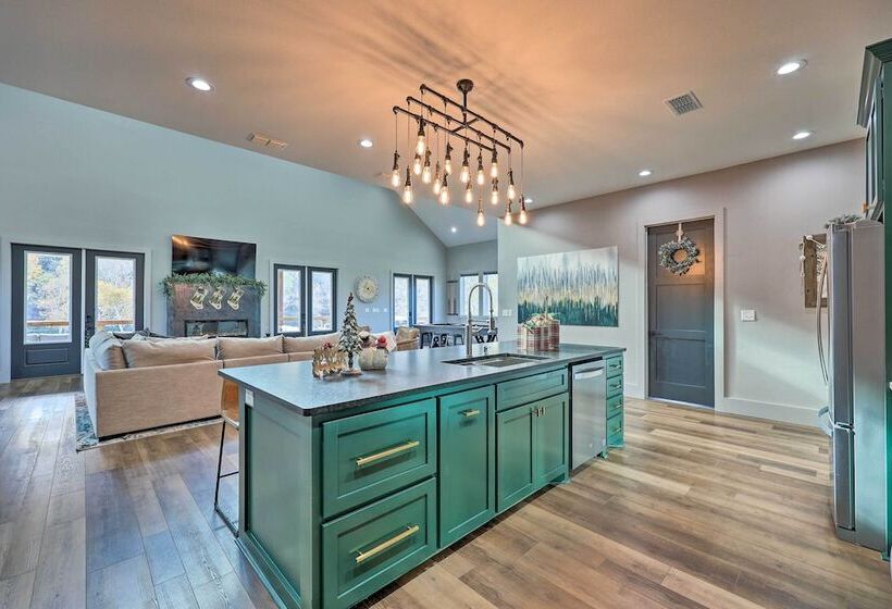 Lavish Riverfront Escape W/ Gas Grill!