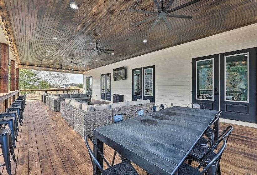 Lavish Riverfront Escape W/ Gas Grill!