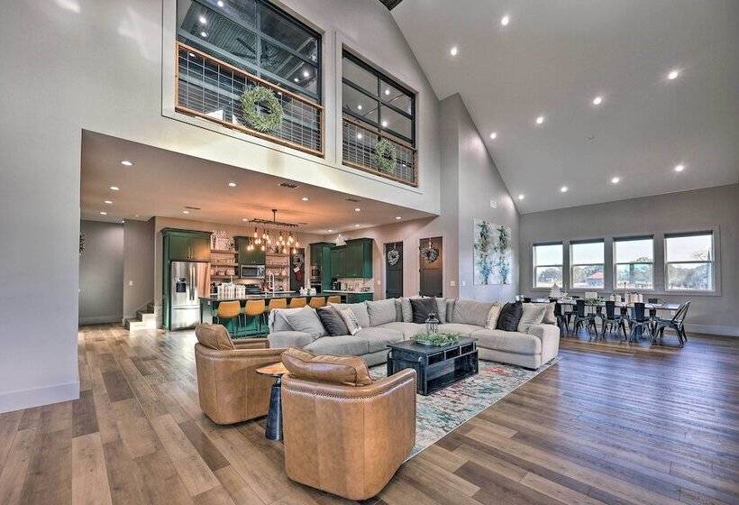 Lavish Riverfront Escape W/ Gas Grill!