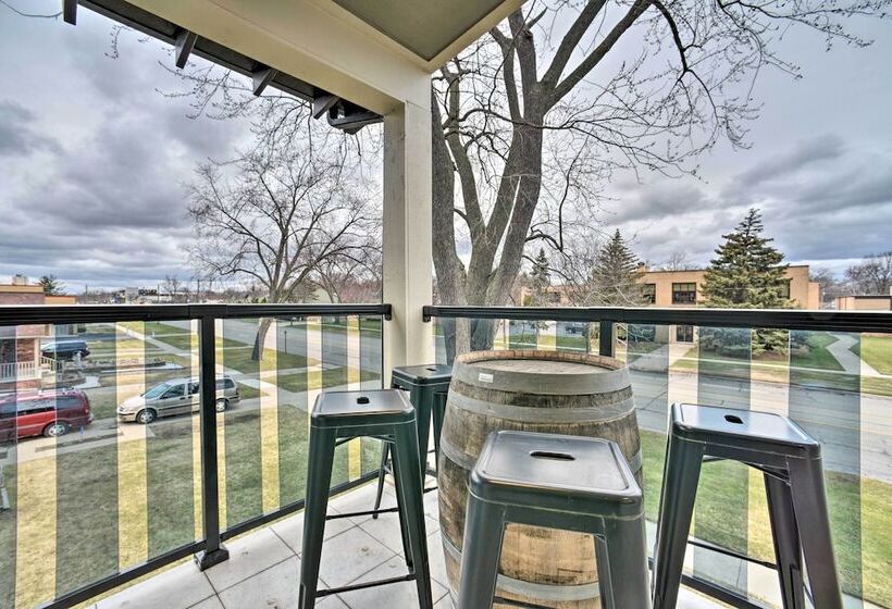 Sunny Clawson Home W/ Yard   Walk To Main St!